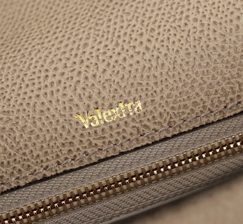 In stock 👉Original medium khaki, 👉Valextra Valextra Iside, known as Italian Hermès, is one of Valextra's most representative designs. There is no obvious logo, but the simple collective line design is very recognizable, full of architectural art, and shows a capable and intellectual style. It is made of imported palm-print lining cowhide, with up to five stitches of handwork, and the shiny oil edges test the skill of the craftsman. Medium size: 26cm【6627#】